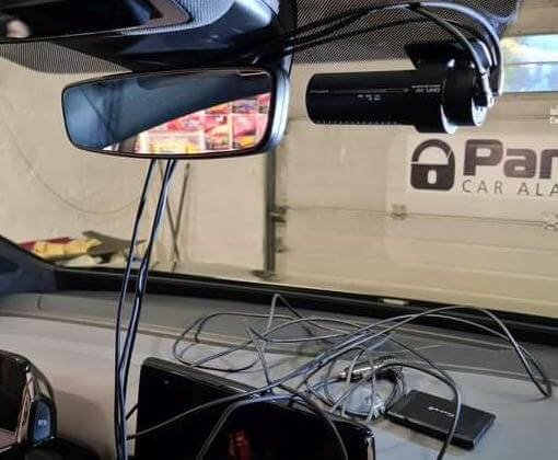 BlackVue autós menetrögzítő kamera LTE 4G modullal beszerelés közben lógó kábelekkel