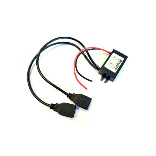 Két USB foglalatos direkt bekötő szett. Használható stick detektor tápellátására, autóban történő telefontöltésre a szivargyújtó felszabadítása mellett.  